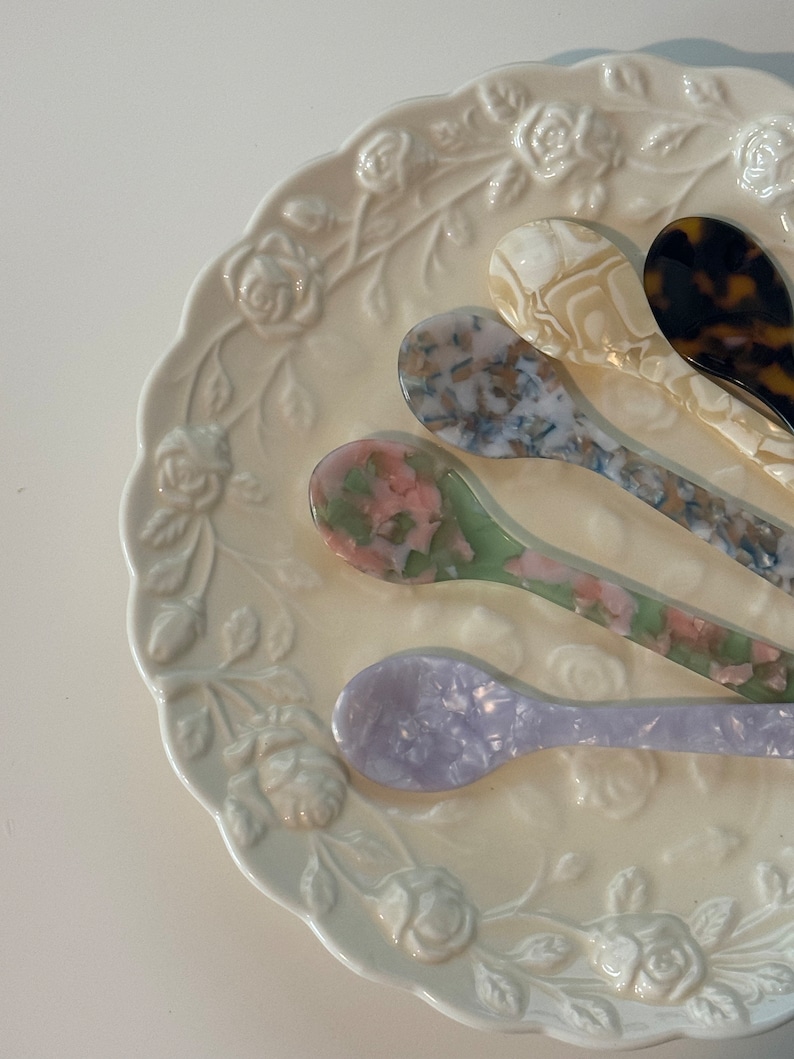 Handmade acrylic dessert spoon set, ideal for ice cream lovers who enjoy colorful designs.
Vibrant acrylic ice cream spoons, perfect for elevating your dessert presentation.