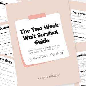 Op de afbeelding: Een verzameling afdrukbare gidsen op een zachtroze achtergrond. De hoofdgids, "The Two Week Wait Survival Guide", wordt prominent weergegeven. Andere pagina's zijn onder meer "Gratitude Journal" en "Coping with Anxiety".