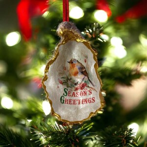 Robin – Seasons Greetings Oyster ornament