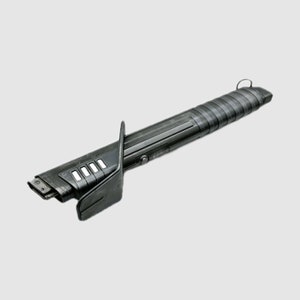 Op de afbeelding: Een zwart lightsaber-accessoire met een getextureerde handgreep en een zilveren knop. De lightsaber is in gevouwen positie.