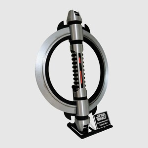 Puede incluir: Un sable de luz plateado y negro con una hoja roja, exhibido en un soporte con una base circular. El soporte tiene una placa plateada con el texto "Star Wars Grand Inquisitor Lightsaber".
