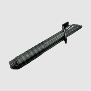 Op de afbeelding: Zwarte lightsaber-handvat met een getextureerde grip en een zilveren ring aan het einde. Het handvat heeft een zwart-zilver ontwerp met een reeks groeven.