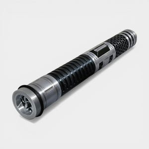 Puede incluir: Un accesorio de sable de luz plateado y negro con un dise&ntilde;o detallado. El mango presenta un agarre negro acanalado, una secci&oacute;n perforada y detalles plateados. El extremo tiene un dise&ntilde;o circular con un anillo negro.