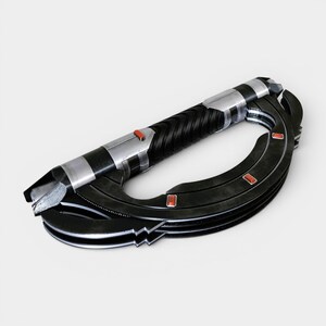 K&ouml;nnte beinhalten: Ein schwarzes und silbernes gebogenes Lichtschwert mit rotem Knopf und Akzenten. Der Griff ist schwarz mit strukturiertem Griff, und der Klingenschutz ist ein kreisf&ouml;rmiges Design mit roten rechteckigen Details. Eine futuristische Waffe.
