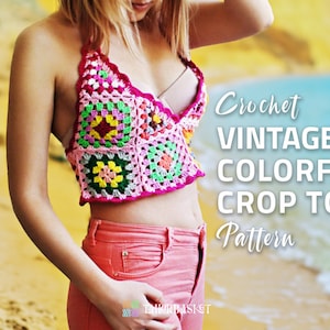 Puede incluir: Un patrón de top corto de crochet colorido de estilo vintage. El top está hecho con cuadrados de la abuela en tonos de rosa, verde, amarillo y rojo.