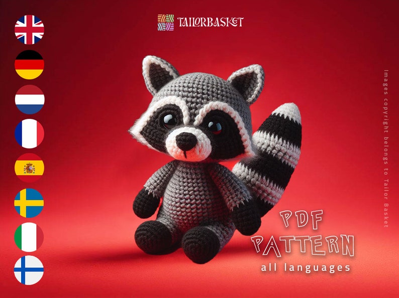 Puede incluir: Patr&oacute;n de crochet para un juguete amigurumi de mapache gris y negro. El patr&oacute;n est&aacute; disponible en varios idiomas. El patr&oacute;n PDF se muestra sobre un fondo rojo.