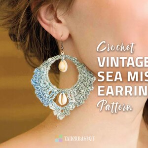 Puede incluir: Patrón de pendientes de crochet Vintage Sea Mist. Primer plano de una mujer con un par de pendientes grandes de crochet con conchas blancas.