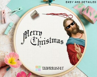 Może przedstawiać: Wzór na haft krzyżykowy przedstawiający portret Jezusa w okularach przeciwsłonecznych z tekstem "Merry Christmas" w stylu gotyckim.