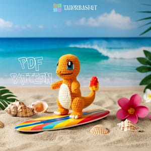 Op de afbeelding: Een gehaakte oranje Charmander-figuur met een witte buik, blauwe ogen en een vlamstaart, staand op een kleurrijk surfboard. De afbeelding bevat de tekst "PDF PATTERN" en bevindt zich op een zandstrand met schelpen en een roze bloem.