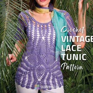 Könnte beinhalten: Ein Häkelmuster für eine Vintage-Spitzen-Tunika. Die Tunika ist helllila und hat ein zartes Spitzenmuster. Das Muster ist in englischer Sprache geschrieben.