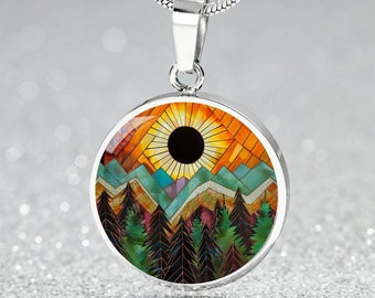 Collar con colgante artístico de eclipse solar y montaña / Pulsera con dije celestial grabado, llavero / Joyería única de eclipse / Amante de la naturaleza