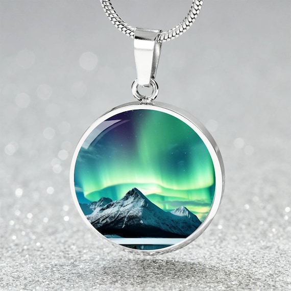 Northern lights イカデザインネックレス Mountain Northern Lights Necklace Gift 4 Her Engraved Aurora