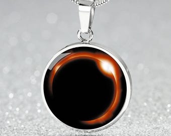 Collier pendentif, bracelet ou porte-clés éclipse totale de soleil | Bijoux célestes gravés