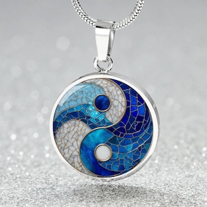 Könnte beinhalten: Silberfarbene Halskette mit einem runden Yin-Yang-Anhänger. Der Anhänger hat ein Mosaikmuster in Blau- und Weißtönen, einen silbernen Rand und eine passende Kette.