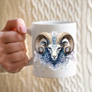 Może przedstawiać: Biały kubek ceramiczny z niebiesko-brązową ilustracją głowy barana z misternymi detalami.
