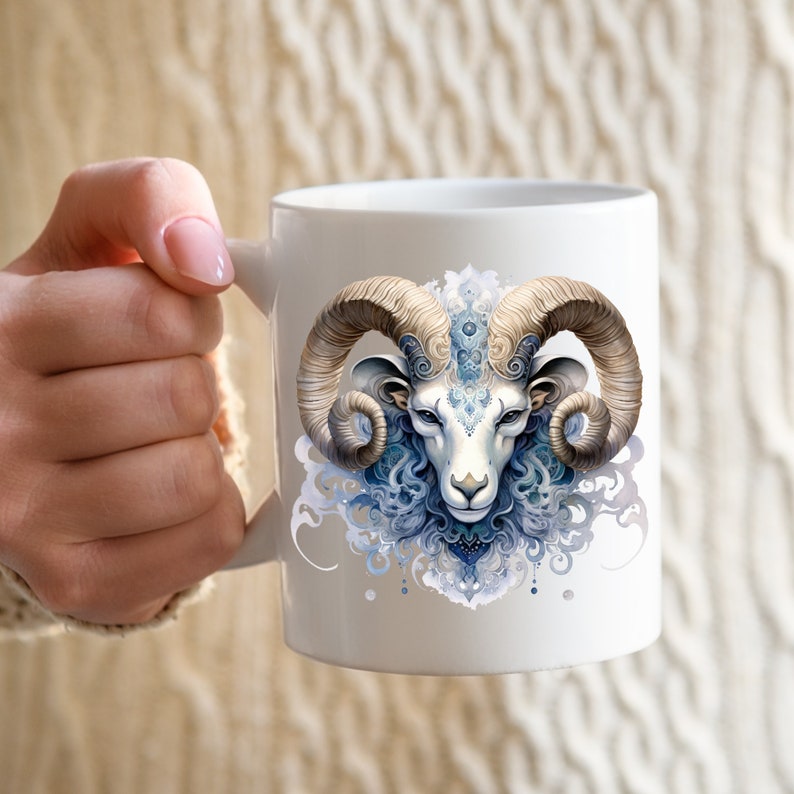 Może przedstawiać: Biały kubek ceramiczny z niebiesko-brązową ilustracją głowy barana z misternymi detalami.