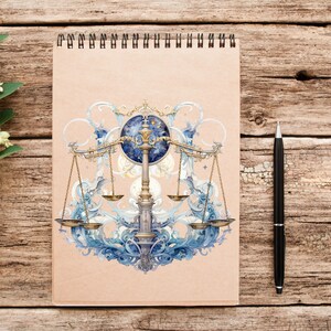 Może przedstawiać: Aquarela przedstawiająca astrologiczny symbol Wagi, z wagą o ozdobnych detalach i niebieskim, niebieskim tłem.