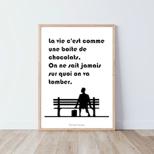 Peut inclure: Impression noir et blanc d'une citation du film Forrest Gump. La citation est : "la vie c'est comme une boîte de chocolats. On ne sait jamais sur quoi on va tomber." La citation est attribuée à Forrest Gump.