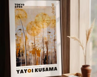 Könnte beinhalten: Ein Poster mit weißem Hintergrund, auf dem ein Gemälde von goldenen und weißen, gänseblümchenartigen Blumen zu sehen ist. Das Poster trägt oben den Text "TOKYO 1985" in Schwarz und unten den Text "YAYOI KUSAMA" in Schwarz. Das Poster trägt außerdem unten den Text "MUSÉE D'ART MODERNE DE LA MONCEAU PARIS" in Schwarz.
