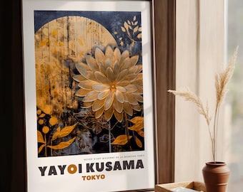 Könnte beinhalten: Gerahmter Kunstdruck mit einer großen, stilisierten goldenen Blume vor einem dunkelblauen und goldenen Hintergrund. Der Druck enthält den Text "YAYOI KUSAMA TOKYO" und wird in einem braunen Rahmen präsentiert.