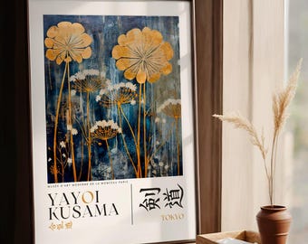Könnte beinhalten: Ein gerahmtes Poster mit einem Gemälde von Yayoi Kusama. Das Gemälde zeigt einen blauen Hintergrund mit gelben Blumen und weißen Stielen. Das Poster enthält den Namen der Künstlerin, "Yayoi Kusama", und den Text "Tokyo" in japanischen Schriftzeichen.