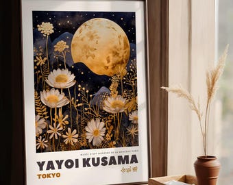 Pode incluir: Um pôster com uma pintura de Yayoi Kusama. A pintura representa uma grande lua dourada com flores brancas em primeiro plano. O texto "Yayoi Kusama" e "Tokyo" está impresso na parte inferior do pôster.