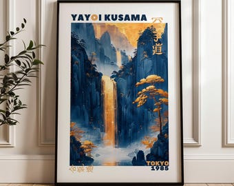 Könnte beinhalten: Ein Poster mit einer blauen und goldenen Landschaft mit einem Wasserfall und einer Kiefer. Der Text "YAYOI KUSAMA" befindet sich oben auf dem Poster, und der Text "TOKYO 1985" befindet sich unten.