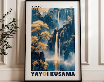 Könnte beinhalten: Ein Vintage-Poster mit einer blauen und goldenen Landschaft mit Wasserfällen und einem Baum. Das Poster trägt den Text "TOKYO 1981" und "YAYOI KUSAMA" in Blau und Weiß.