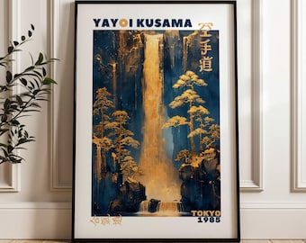 Könnte beinhalten: Gerahmter Kunstdruck mit einer Wasserfallszene in Gold- und Blautönen. Der Druck enthält den Text "YAYOI KUSAMA" und "TOKYO 1985" sowie japanische Schriftzeichen. Das Kunstwerk ist in einem schwarzen Rahmen präsentiert.