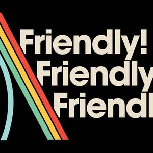 Könnte beinhalten: Schwarzer Hintergrund mit dem Wort "Friendly!" dreimal in cremefarbener Schrift wiederholt. Ein farbenfrohes Designelement auf der linken Seite zeigt eine geschwungene hellblaue Linie und parallele Linien in Rot, Gelb und Grün.