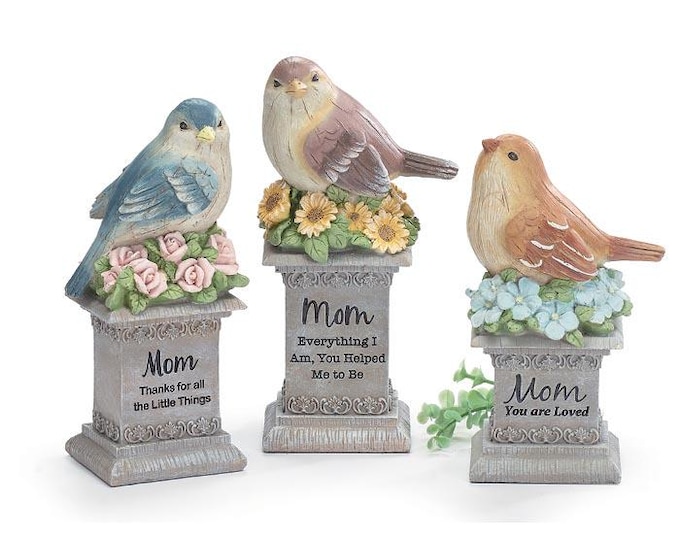 Resin Pedestal Birds with Flowers and “Mom” Message – Heartfelt Decorative Accent