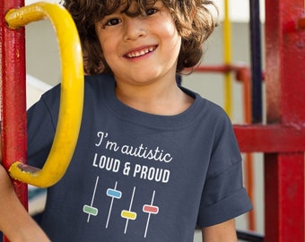 Könnte beinhalten: Ein kleiner Junge trägt ein marineblaues T-Shirt mit dem Text "I'm autistic LOUD & PROUD" und einer Grafik mit bunten Soundmixer-Knöpfen.