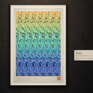Puede incluir: Una impresión artística de autostereograma enmarcada titulada Naga Himmapan Bestiary No. 1. La impresión presenta un degradado de color vertical que cambia de amarillo y verde en la parte superior a azul y morado en la inferior, con un patrón abstracto.