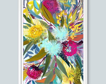 以下が含まれることがあります： 鮮やかな花のブーケを描いた、額入りのアートプリント。黄色、ピンク、青の花と緑の葉が白い背景に描かれています。絵は白いフレームに収められています。