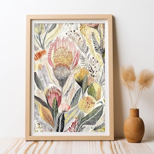 Puede incluir: Una impresión enmarcada de una pintura de acuarela que presenta un ramo de flores de protea coloridas con detalles intrincados sobre un fondo blanco.