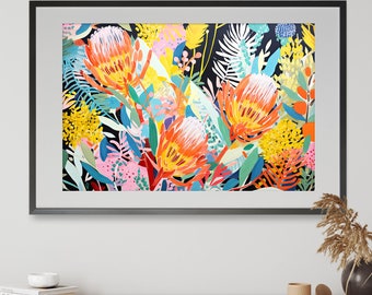 Puede incluir: Una impresión enmarcada de un arreglo floral colorido con proteas vibrantes de color naranja, amarillo y rojo sobre un fondo negro. Las proteas están rodeadas de hojas verdes y otras flores más pequeñas.