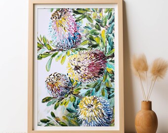 以下が含まれることがあります： ピンク、黄色、青色の鮮やかな質感の花が、緑の葉を背景に描かれた額入りの絵画。明るい木製のフレームに収められています。近くには、ドライフラワーの入った小さな花瓶も置かれています。