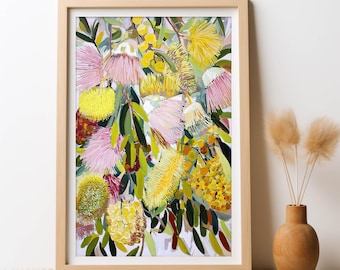 以下が含まれることがあります： 黄色とピンクの花と緑の葉が描かれた、鮮やかな花のディスプレイが特徴の額入りアートプリント。 アートワークは明るい木製のフレームに入っており、木製の表面に表示されています。 小さな花瓶とドライフラワーがフレームの隣にあります。
