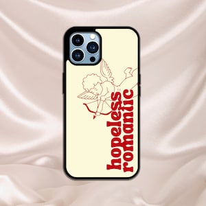 Puede incluir: Una funda de iPhone blanca con un contorno rojo de un cupido con una flecha y el texto "hopeless romantic".
