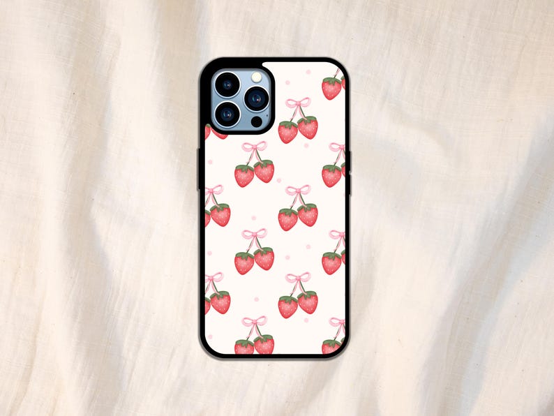 K&ouml;nnte beinhalten: Eine schwarze Handyh&uuml;lle mit wei&szlig;em Hintergrund und einem sich wiederholenden Muster aus roten Erdbeeren mit rosa Schleifen.