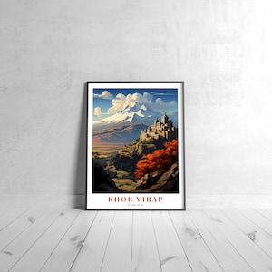 Puede incluir: Un póster de viaje vintage con una vista panorámica del Monasterio de Khor Virap en Armenia. El monasterio está situado en la cima de una colina con una montaña cubierta de nieve en el fondo. El póster tiene un esquema de color rojo, blanco y azul.