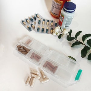 Plastic pillendoosje met aparte vakken, reispillendoosje voor medicijnen, pillendoosje met vakken, individuele medicijnendoos