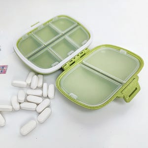 Plastic pillendoosje met aparte vakken, reispillendoosje voor medicijnen in lichtgroene kleur, pillendoosje met vakken