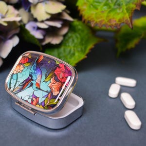 7 Day Pill Organizer with Hummingbird Pattern, Pill Box with Multiple Compartments, Weekly Medication Organizer, Cute Pillendose for Pocket
