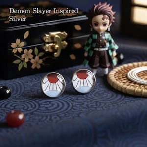 Pendientes Hanafuda de plata pequeños Pendientes Hanafuda Pendientes Demon Slayer Cosplay de Tanjiro Regalos de Demon Slayer Regalo de cumpleaños de Demon Slayer Pendientes de botón