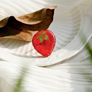Echte aardbeienringen verstelbaar, handgemaakte ring van geperst fruit hars, statementring gedroogd fruit, aardbeiensieraden, verjaardagscadeau voor haar
