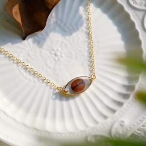 Collar de granos de café hecho a mano, collar de resina con forma de ojo de caballo dorado, collar con colgante inicial personalizado, joyería para mujer, regalo de cumpleaños para ella