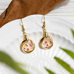 Rode en witte bloemen harsoorbellen: handgeperste bloemensieraden, cadeaus voor haar