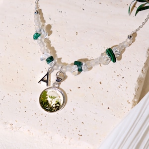Collares de flores de aliento de bebé hechos a mano, collar con colgante de letras personalizado, collares de flores secas iniciales personalizados, regalos de cumpleaños para ella