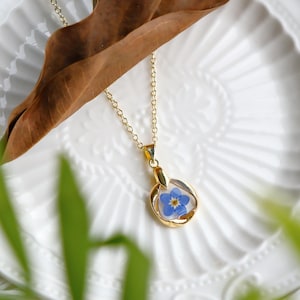 Collares de flores de nomeolvides hechos a mano, collar con colgante de letra personalizado, collares de flores secas con iniciales personalizados, regalos de cumpleaños para ella